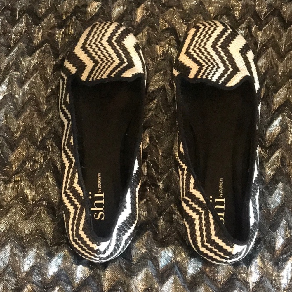 Shi by Journey’s. Black and white flats.  Sz 6 1/2